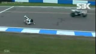 SBK 2011 Donington impressionante Park Maxime Berger loses wheel 2011 perde ruota posteriore crash [upl. by Hnahk]