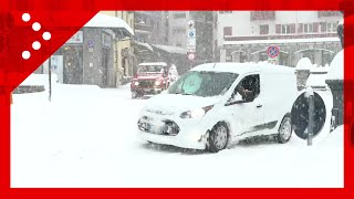 Courmayeur auto in difficoltà a causa delle strade coperte di neve [upl. by Lanette369]