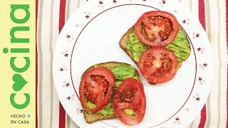 COCINA⎜Tostadas de aguacate con tomate [upl. by Yaja]