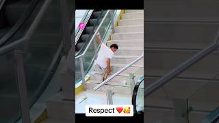 Những hành động đầy ý nghĩa xúc động bloghcd respect respectshorts shorts sad trending movie [upl. by Cathe]