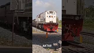 LOKOMOTIF CC204 MENARIK GB EX KKBW RUMANIA 30 TON keretaapi lokomotif shorts [upl. by Eycal323]