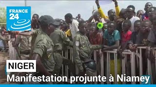 Niger  manifestation projunte à Niamey avant la fin de lultimatum à lambassadeur de France [upl. by Asilat]