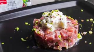 Videoricetta Estate Tartare di tonno con stracciatella [upl. by Derayne425]