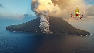 LEtna et le Stromboli entrent en éruption en même temps [upl. by Uolymme360]