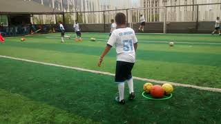 Juego de conducción de pelota para niños  Balón  fútbol  psicomotricidad  Fundamentos técnicos [upl. by Roma333]