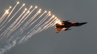 F16 fighter yet shooting flares [upl. by Prudy]