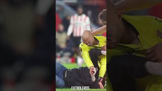 Así FUE la VERGONZOZA AGRESIÓN que SUFRIO DIMITROVIC portero del SEVILLA por un AFICIONADO del PSV [upl. by Adnical]