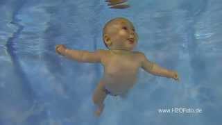 Babyschwimmen Unterwasserfotos im Babyschwimmkurs [upl. by Pepillo]