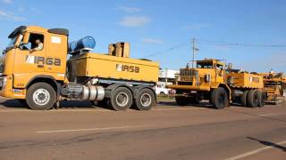 Conjunto de carretas com turbina de usina passa por Sinop [upl. by Annoek768]