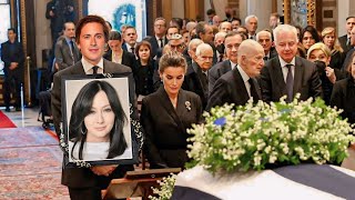 Funeral of Shannen Doherty shed tears with her portrait in front of friends and colleagues [upl. by Ynneb]