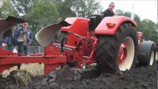 Ploegen met International 844S en Farmall 806 Trekkerweb [upl. by Imrots348]