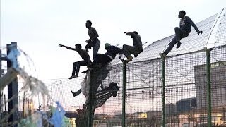 800 inmigrantes intentan entrar en Melilla en un nuevo salto a la valla [upl. by Thunell552]