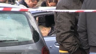 Napoli  Agguato a Secondigliano ucciso affiliato al clan Licciardi 290114 [upl. by Ardnalac]