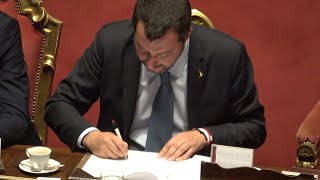 Diciotti Salvini in aula corregge il discorso e fa le prove per la sua difesa [upl. by Cilo248]