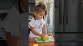 Kayah fait une citronnade 🍋 cuisine cheffe recettemaison recette famille bebe citronnade [upl. by Spielman526]