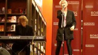 Robyn quotBe Minequot Acoustic performance at Borders Hollywood on Feb 9 2009 [upl. by Leelah294]