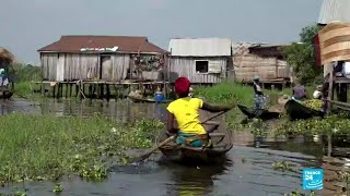 À Ganvié au Bénin la population de la quotVenise africainequot se sent délaissée [upl. by Omixam]