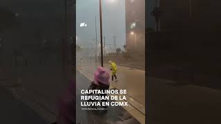 Capitalinos se refugian de la lluvia en CDMX nmas cdmx shorts [upl. by Nealon]