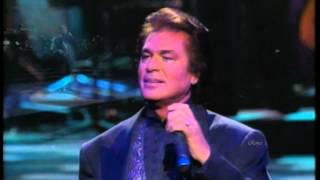 Engelbert Humperdinck  quotLove Is A Many Splendored Thingquot Live [upl. by Collar]