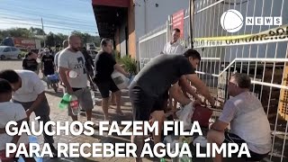 Gaúchos fazem fila para receber água limpa [upl. by Anaek]