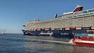 Mein Schiff 7  Auslaufen aus Warnemünde mit Schlepperballett [upl. by Anyer983]