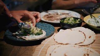 Tortilla met makreel en korianderlimoensaus  Sofie in de keuken van  VTM Koken [upl. by Stodder126]