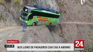 ¡De infarto bus lleno de pasajeros estuvo a punto de caer a un abismo [upl. by Juli]