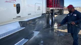 Lavando camiones trokes en E amp R trucking  mendota California  con Jesús torres [upl. by Shinberg]