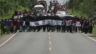 La caravana de migrantes hondureños entra en Guatemala [upl. by Artkele]