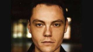 Tiziano Ferro  A Mi Edad [upl. by Connett]