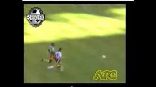 PATADA VOLADORA A MARADONA ARGENTINA VS CAMERUN 1990 [upl. by Yht]