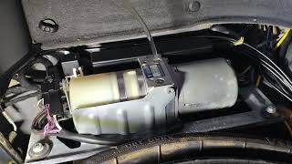 Mercedes SL500 R230 How to fill vario roof hydraulic pump reservoir [upl. by Glynn587]