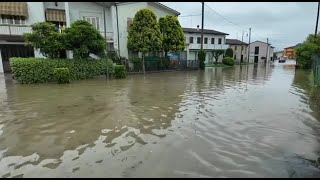 Maltempo in Veneto strade come fiumi nella bassa padovana [upl. by Ahgiel]