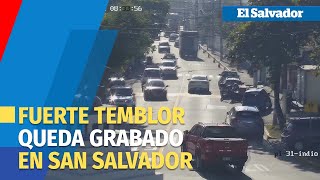 Cámaras de seguridad graban fuerte temblor en El Salvador [upl. by Niwle]