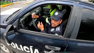 POLICÍA ESTATAL EDOMÉX PREFIERE PARARSE A COMPRAR COSAS TRAYENDO A DETENIDO EN PATRULLA SIN PLACAS [upl. by Nita]