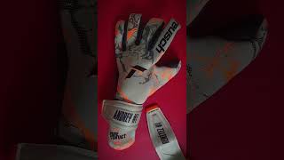 Los guantes de arquero Reusch Pure Contact está listo para irse a las canchas de Bogotá reusch [upl. by Lynd]