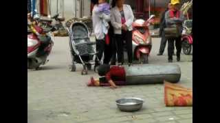 ChinaChildrens Performance in Luoping Yunnan Province1 雲南省羅平の子供の大道芸1 [upl. by Adelaida]