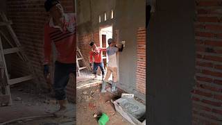 the building master teaches the builders to apply the correct plaster mix [upl. by Nevsa]