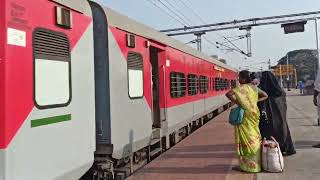 12656Navjeevan SF Express Announcement amp Arriving [upl. by Laius]