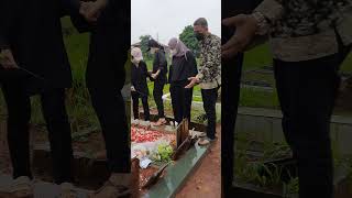 MAYANG CHIKA TABUR BUNGA DI MAKAM VANESSA ANGEL BIBI [upl. by Manthei]