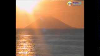 Stromboli tramonto del sole nel cratere del vulcano [upl. by Durware]