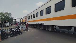 KA Commuter Line Sindro masuk wilayah Stasiun Wonokromo Jawa Timur Indonesia [upl. by Rehpoitsirhc]