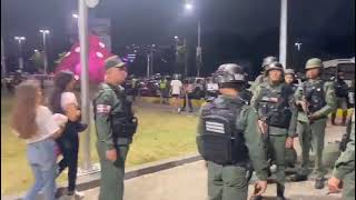 Entre globos de agua puerca y botellazos es el cierre de carnavales en Plaza Venezuela [upl. by Sadella]