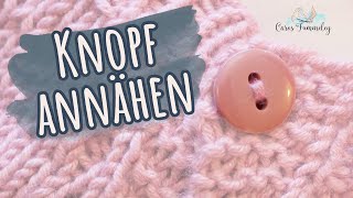 Knopf annähen 🧶 auf Strickstück  2 Löcher  Tutorial für Anfänger  Caros Fummeley [upl. by Franza]