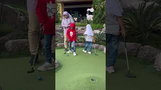 AFRIN DAN HAFIZAH BERMAIN GOLF MINI PUTTPUTT SEPUASNYA DI PLAYGROUND⛳️ PERMAINAN ANAKANAK shorts [upl. by Victory]