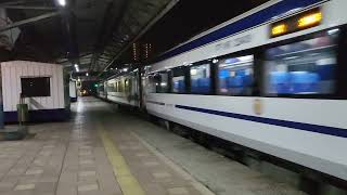 quotMumbai Morning Actionquot Vande Bharat and Gujrat SF Express blasting towards Ahmedabad jn at MPS [upl. by Tlaw874]