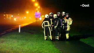 Brandweer zoekt naar mogelijk gaslek langs N739 bij Haaksbergen [upl. by Ebarta]