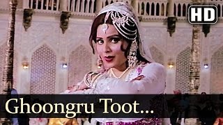 Ghoongru Toot Gaye  Mujra  Sulakshana Pandit  Amjad Khan  Dharam Kanta  Bollywood Songs [upl. by Nee]