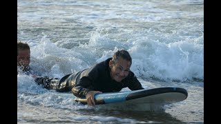 Surf Santé Service  patients et soignants se jettent à leau [upl. by Etrem746]