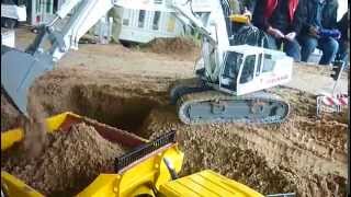 RC EXCAVATOR LIEBHERR 944 DIGGING  PREMACON [upl. by Clova]